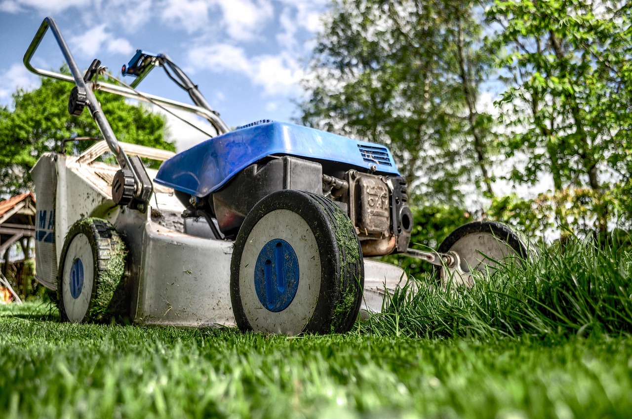 Automatische grasmaaier in zomerse tuin aan het werk. Automatische grasmaaier in zomerse tuin aan het werk.
