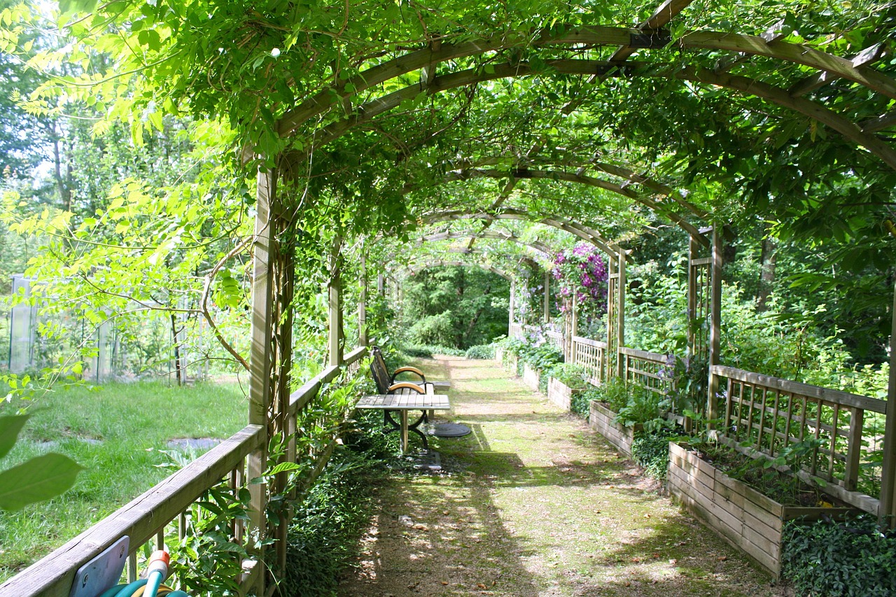 Voortuin met pergola voor extra schaduwplekken. Voortuin met pergola voor extra schaduwplekken.