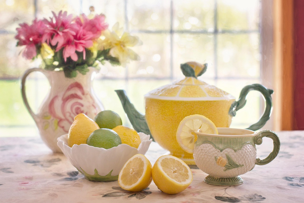 Keuken met citruskleurige tegels en decor. Keuken met citruskleurige tegels en decor.