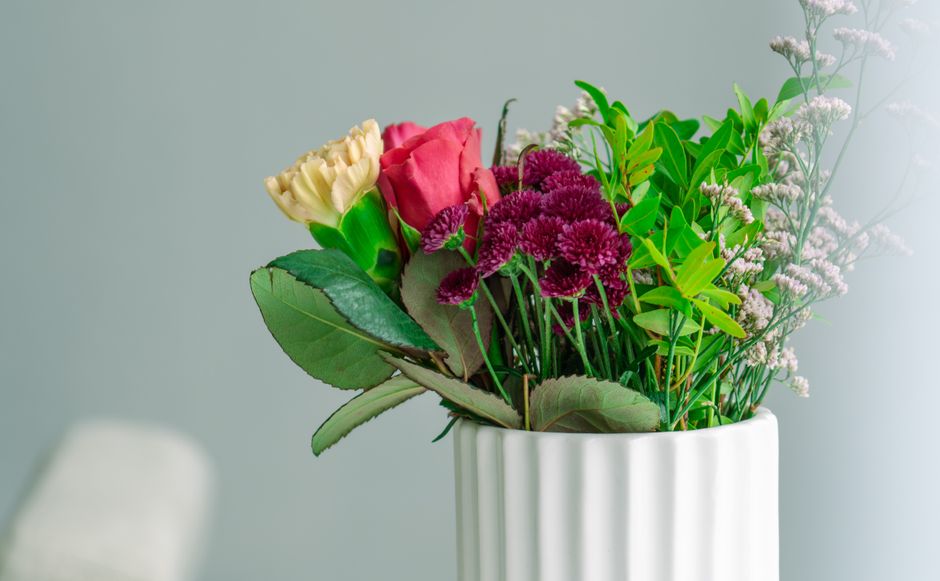 Bloemenpatroon kussens op romantische bank. Bloemenpatroon kussens op romantische bank.