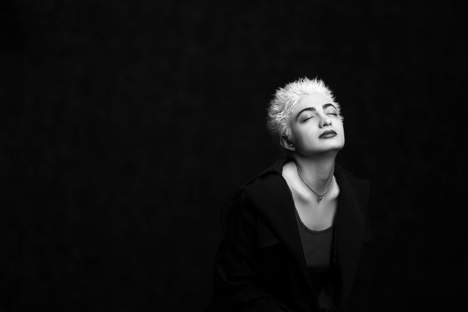 Portret van vrouw in monochrome stijl.