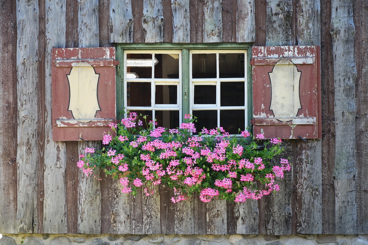 Heldere zomerbloemen op elegant linnendoek.