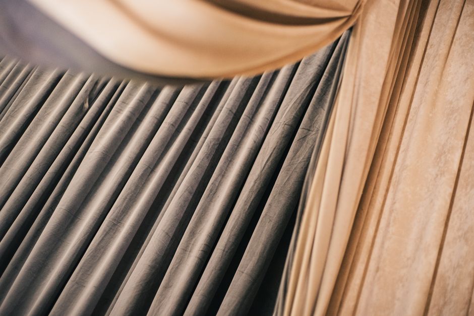 Warme, gedessineerde gordijnen in art deco-stijl.