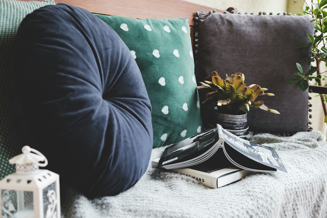 Houten loungestoelen op een winterse balkon