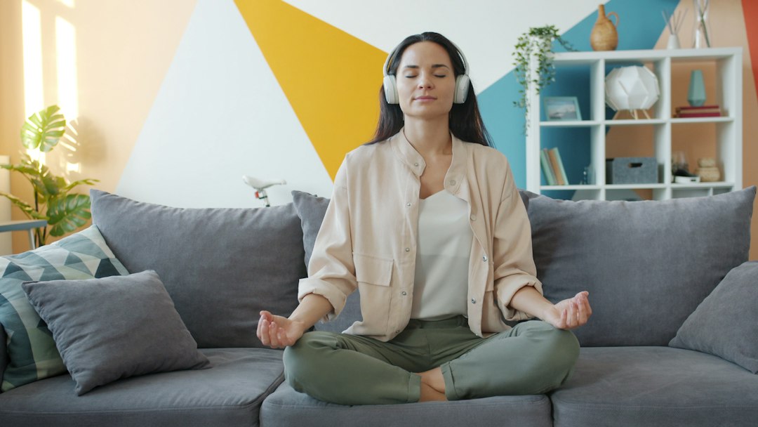 Rustieke meditatiehoek met kaarslicht en dekens. Rustieke meditatiehoek met kaarslicht en dekens.
