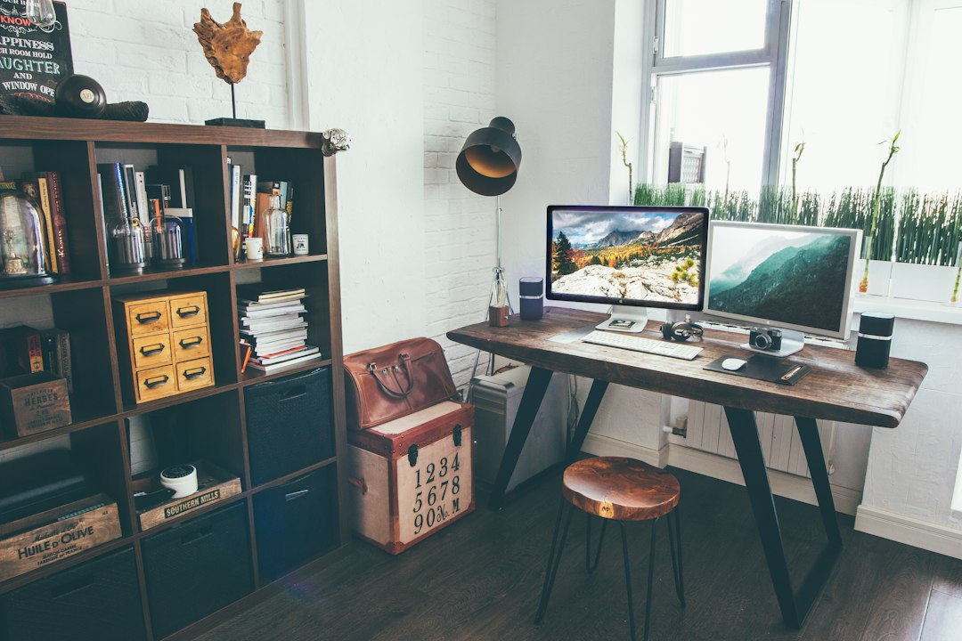 Moderne gastenkamer met bureau en slaapbank. Moderne gastenkamer met bureau en slaapbank.